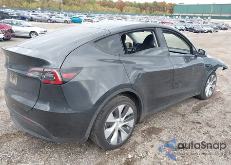 2024 Tesla Model Y Long Range Dual Motor All-Wheel Drive/Rwd z USA, uszkodzony, nr VIN 7SAYGDED5RF040254